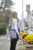 Kabelka s kv�tinov�m vzorem modr� Shoulderbag S viola blue HY4091, Reisenthel